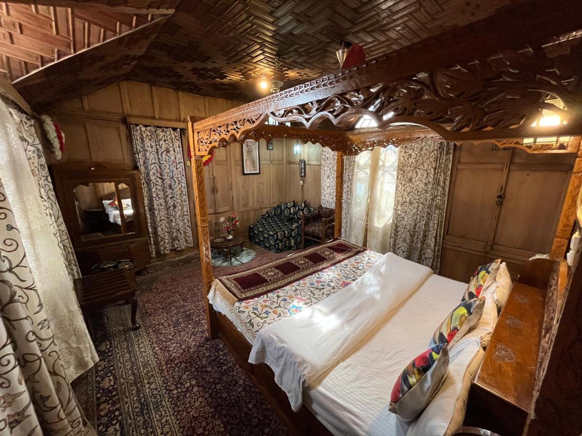 Young Shahzada Group Of Houseboats Srīnagar Екстериор снимка